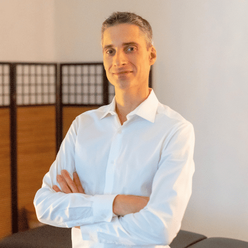 Portrait de Xavier Foucher, naturopathe et praticien en massages à Paris 11, souriant dans son cabinet de soin.