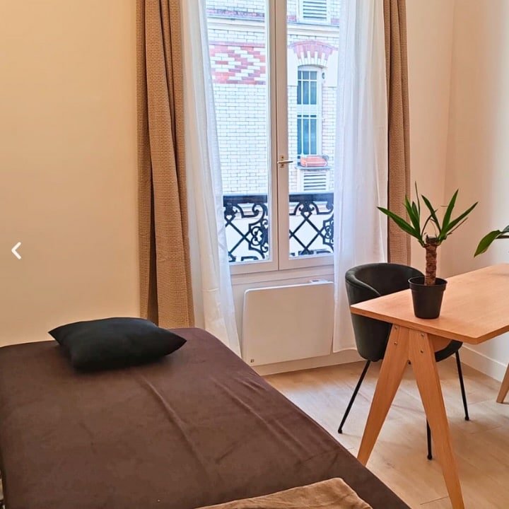Séance de massage californien à Paris 11 - Table de massage et cadre apaisant au cabinet de Xavier Foucher, Passage Saint-Antoine.