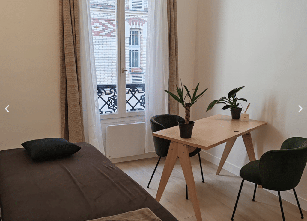 Cabinet de massage à Paris avec table de massage et bureau