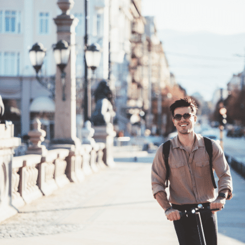 Parisien en trottinette dans les rues de Paris
