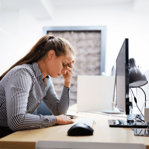 Femme stressée devant son ordinateur à Paris