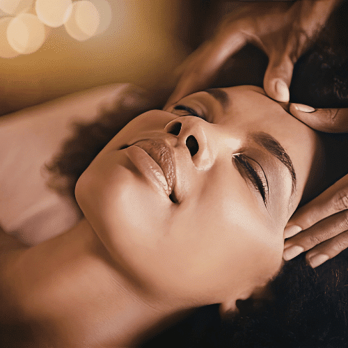 Massage anti stress à Paris : mains du praticien massant le crâne d’une femme allongée