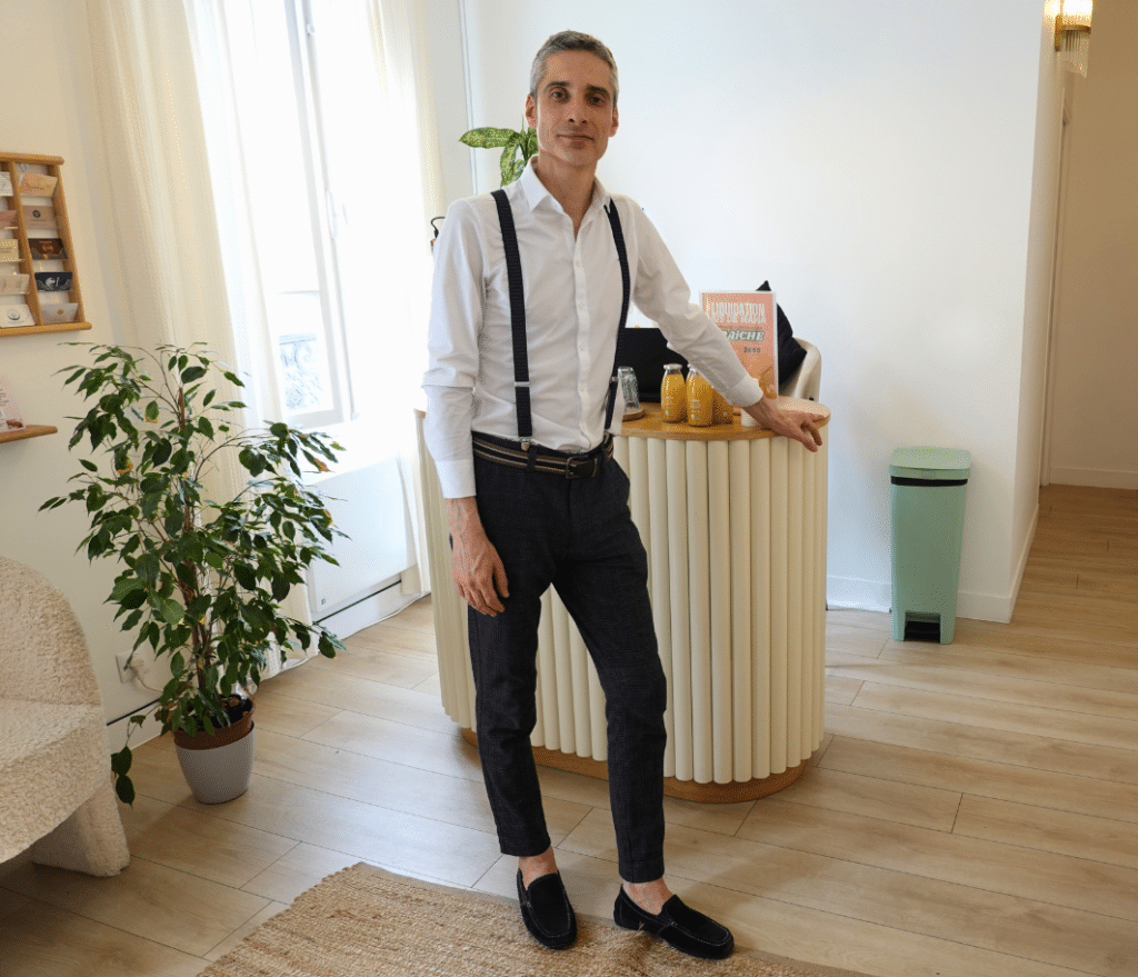 Xavier Foucher, naturopathe à Paris 11, dans son cabinet, pour une approche personnalisée en nutrition, plantes et hygiène de vie