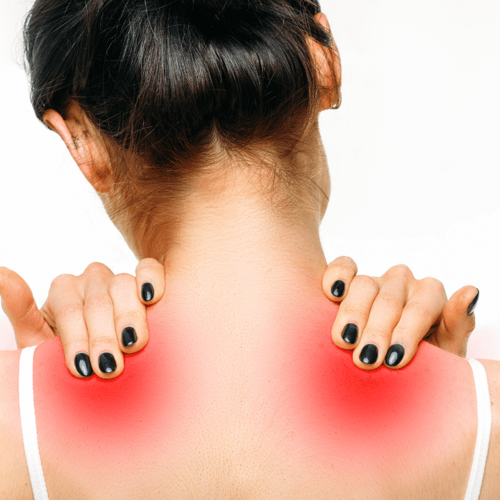 Femme avec douleurs à la nuque et aux épaules – naturopathie et problèmes articulaires